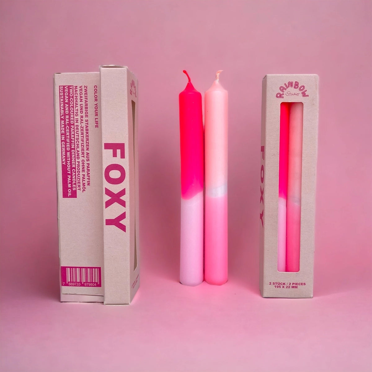 Pink-Storie-Foxy-Set-aus-2-Tafelkerzen-Verpackung-und-2-TAfelkerzen-inder-verpackung-und-ohne-Verpackung