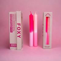 Pink-Storie-Foxy-Set-aus-2-Tafelkerzen-Verpackung-und-2-TAfelkerzen-inder-verpackung-und-ohne-Verpackung