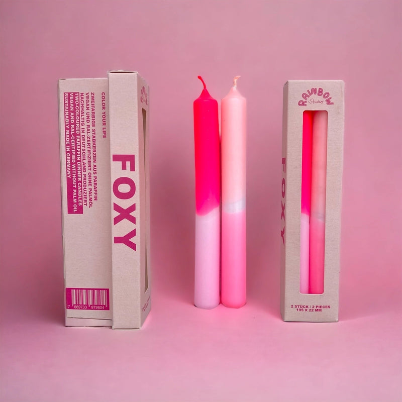 Pink-Storie-Foxy-Set-aus-2-Tafelkerzen-Verpackung-und-2-TAfelkerzen-inder-verpackung-und-ohne-Verpackung