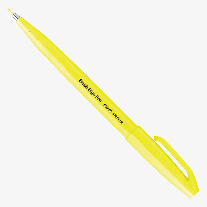 Pinselstift-Brush-Sign-Pen-SES15C-FGX-Neon-Yellow-geoeffnet-mit-Kappe-produktansicht