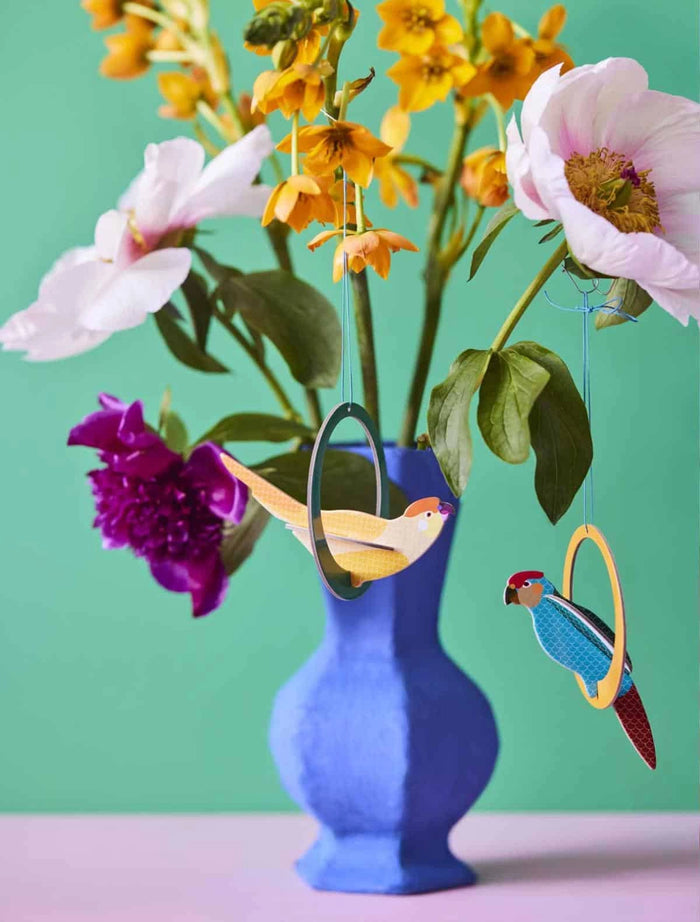 Popout-card-3dobject-Studio-roof-Parakeets-karte-und3objecte-aufgebaut-Beisspielfoto