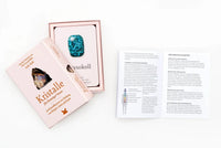 Referenzkartenspiel-Kristalle-fuer-Einsteiger-innen-Box-Verpackung-offen-mit-Karten-und-Anleitung