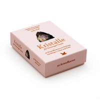 Referenzkartenspiel-Kristalle-fuer-Einsteiger-innen-Box-Verpackung-seitlich-von-vorn