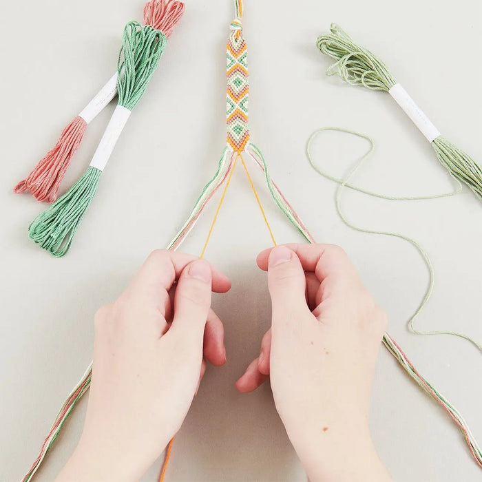 Rico-Design-Freundschaftsarmbaender-DIY-Set-Neon-Mix-Colours-Beispielansicht-3