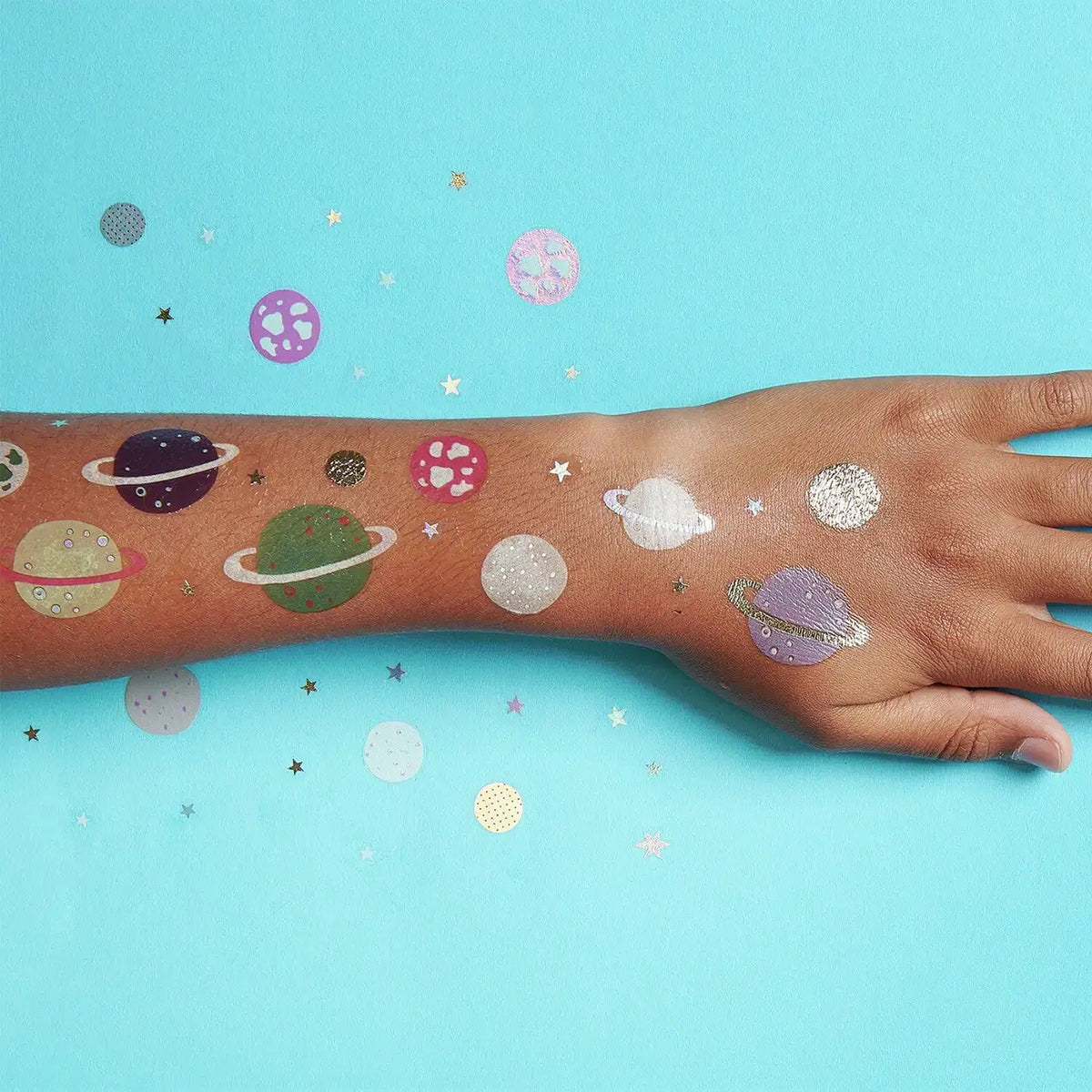 Rico-Design-Tattoos-Tattoos-Universum-63-teilig-2Boegen-Produktansicht-Ambient