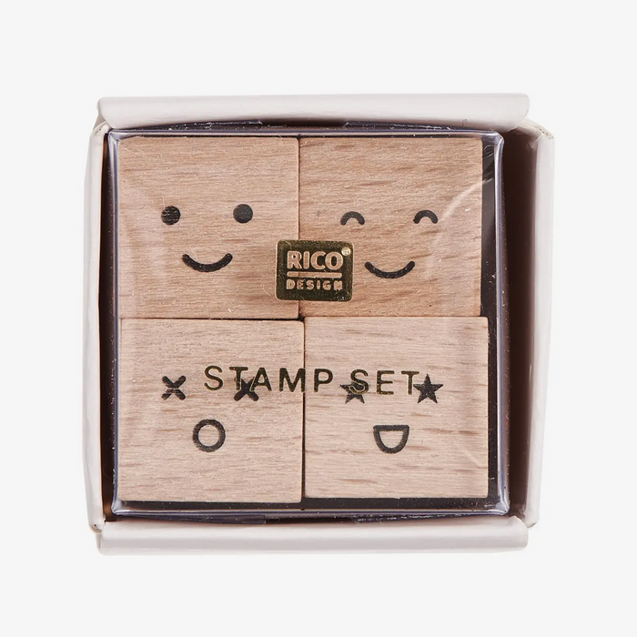 Rico-design-Mini-Stempelset-Smile-3x3x3cm-4Stueck-Produktansicht-in-Verpackung-mit-Deckel