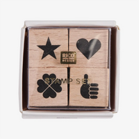 Rico-design-Mini-Stempelset-classic-3x3x3cm-4Stueck-Produktansicht-in-Verpackung-mit-Deckel