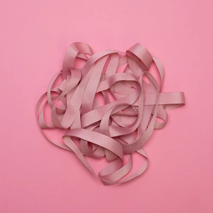 Ripsband-Breite-16mm-laenge-5m-Farbe-Altrosa-Ausgerollt-auf-farbigen-untergrund-Produktansicht-1