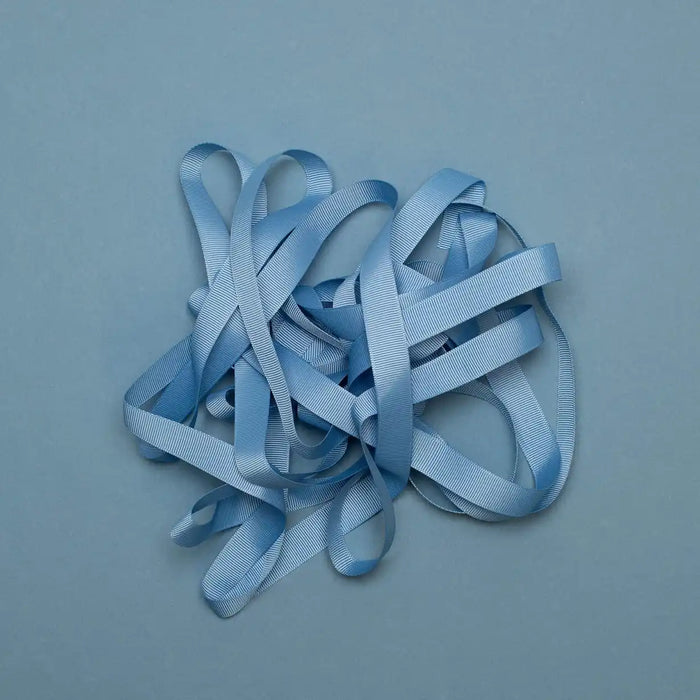 Ripsband-Breite-16mm-laenge-5m-Farbe-Mittelblau-Ausgerollt-auf-farbigen-untergrund-Produktansicht-1