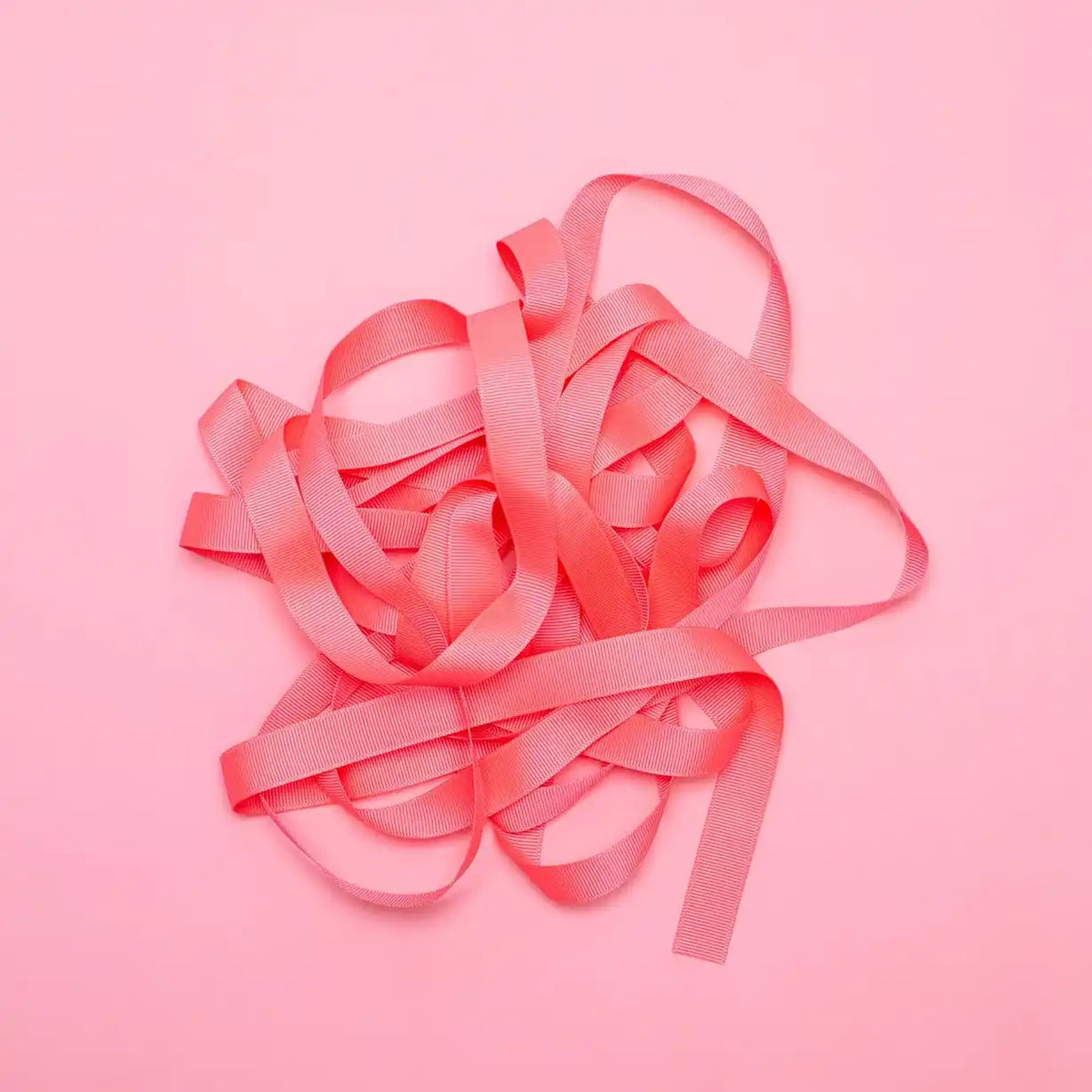 Ripsband-Breite-16mm-laenge-5m-Farbe-NEonpink-Ausgerollt-auf-farbigen-untergrund-Produktansicht-1