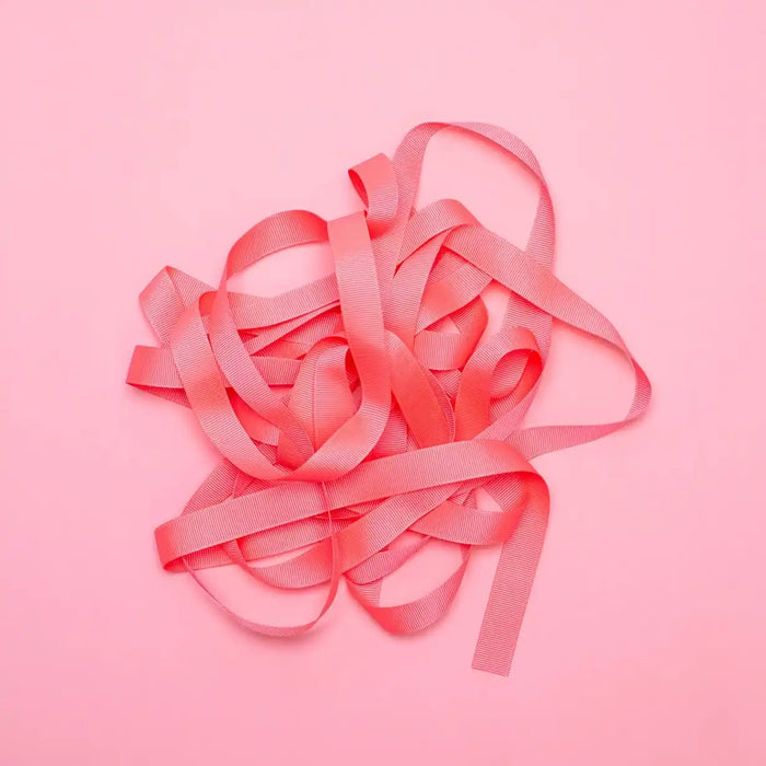 Ripsband-Breite-16mm-laenge-5m-Farbe-NEonpink-Ausgerollt-auf-farbigen-untergrund-Produktansicht-1