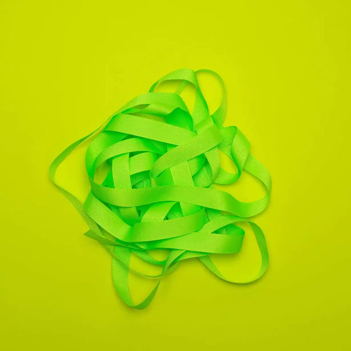 Ripsband-Breite-16mm-laenge-5m-Farbe-Neongelb-Ausgerollt-auf-farbigen-untergrund-Produktansicht-1