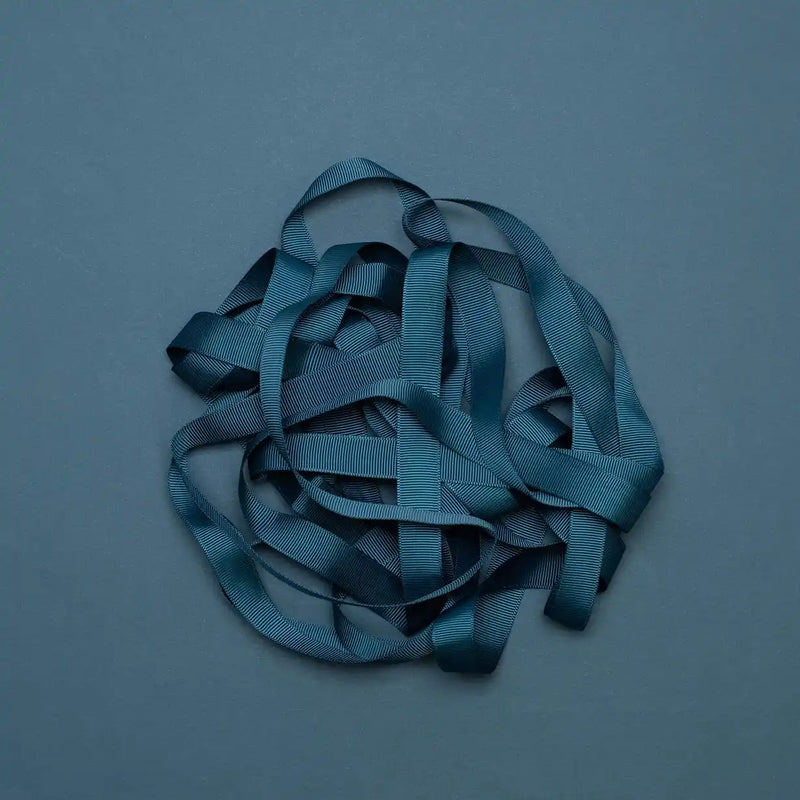 Ripsband-Breite-16mm-laenge-5m-Farbe-Petroblau-Ausgerollt-auf-farbigen-untergrund-Produktansicht-1