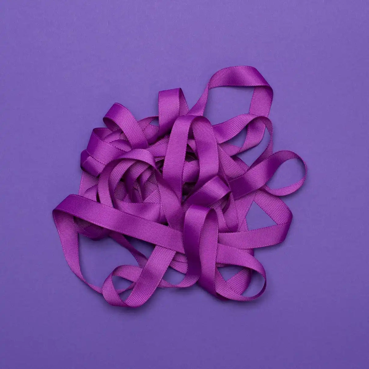 Ripsband-Breite-16mm-laenge-5m-Farbe-Violett-Ausgerollt-auf-farbigen-untergrund-Produktansicht-1