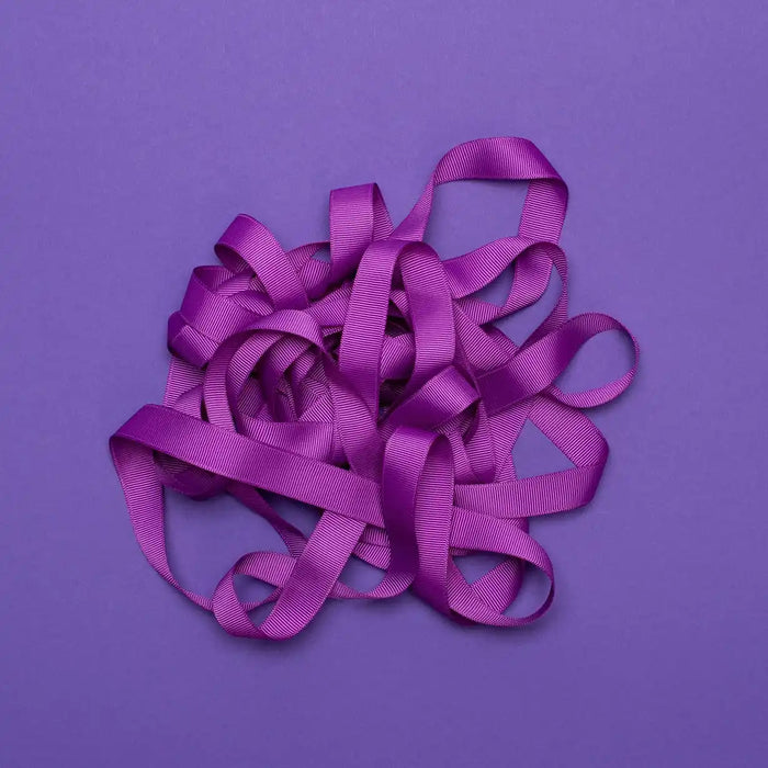 Ripsband-Breite-16mm-laenge-5m-Farbe-Violett-Ausgerollt-auf-farbigen-untergrund-Produktansicht-1