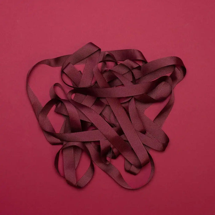 Ripsband-Breite-16mm-laenge-5m-Farbe-Weinrot-Ausgerollt-auf-farbigen-untergrund-Produktansicht-1