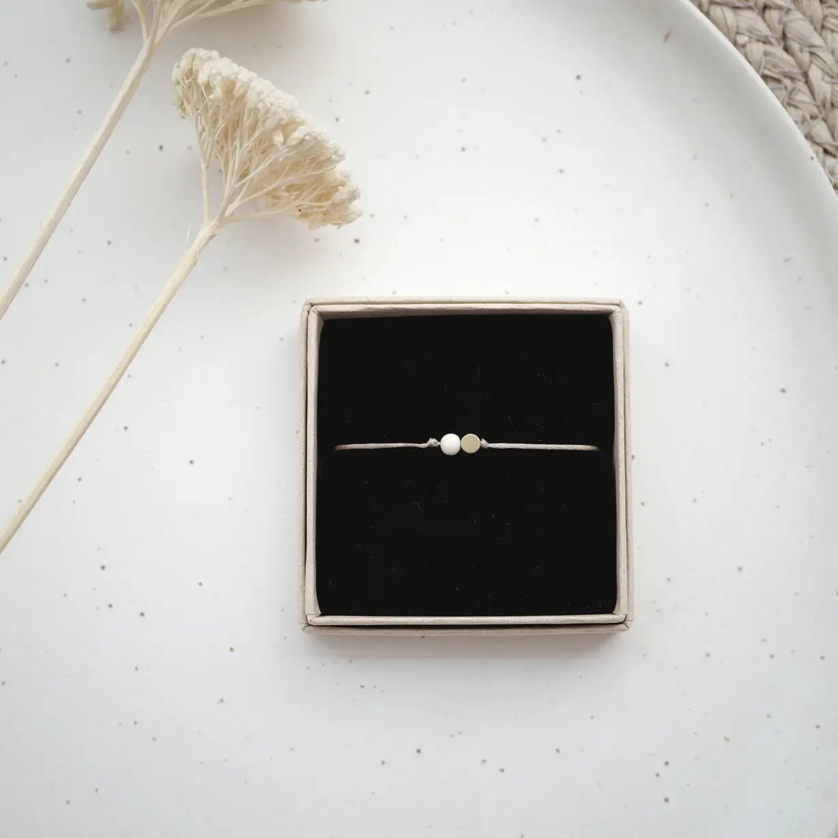 Riverstone-Armband-Jaspisperle-und-Messing-alsArmband-von-fr-Tapir-Ansicht-in-Geschnkverpackung