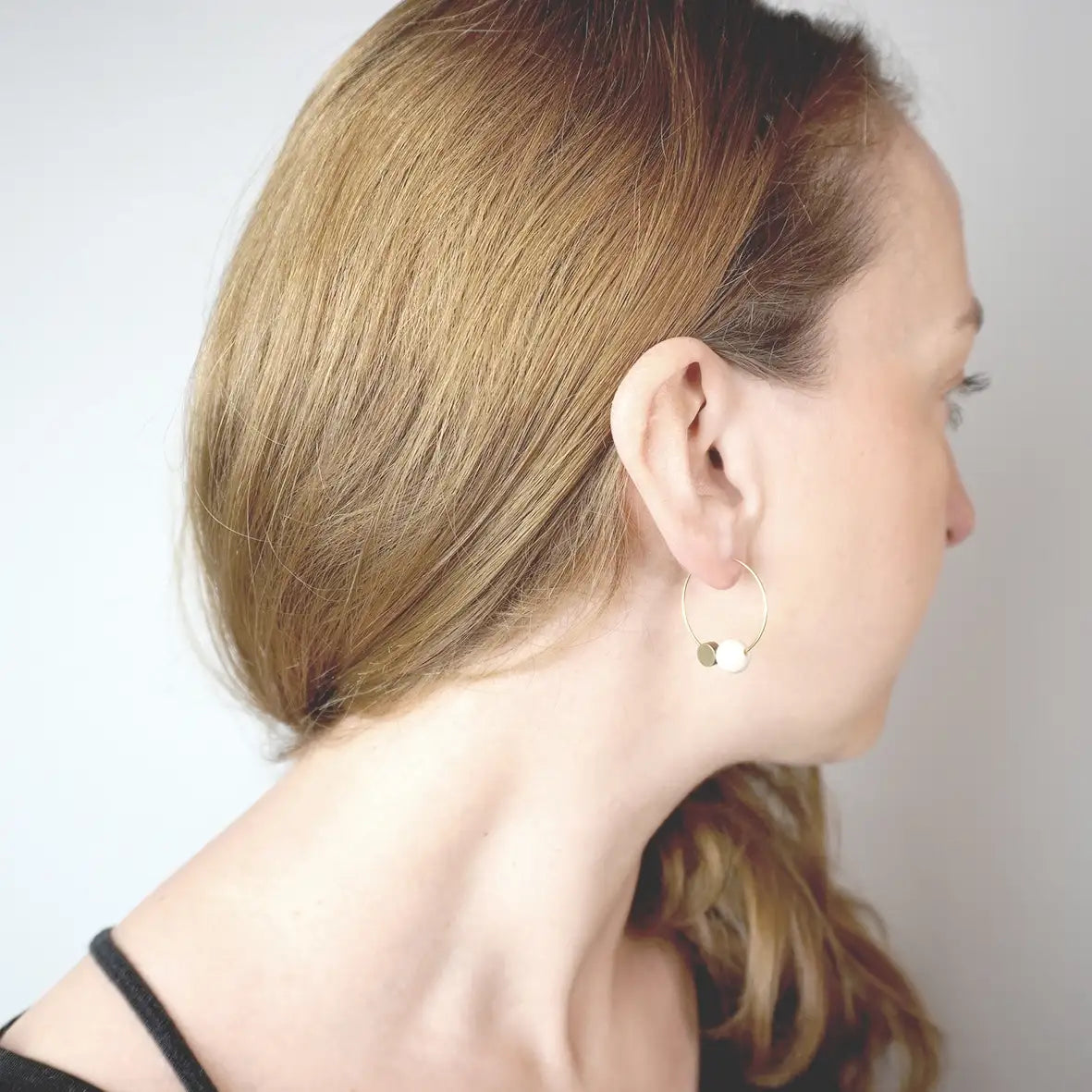 Riverstone-Creolen-matte-Jaspisperle-und-Messing-alsCreolen-Ohrring-von-fr-Tapir-Ansicht-Als-Beispiel-am-Ohr