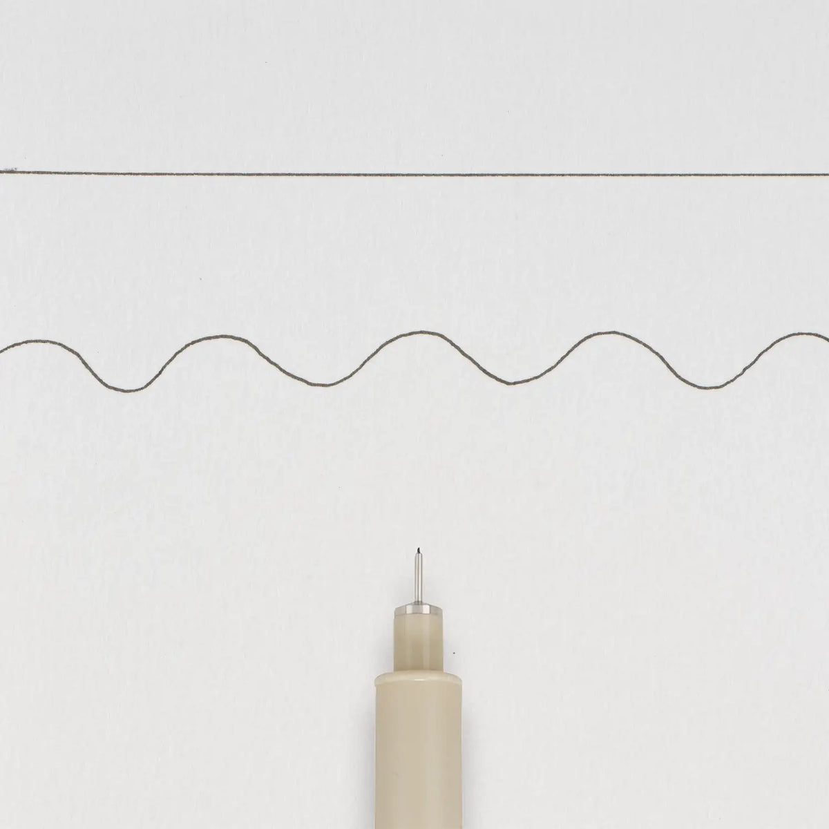 Sakura-Pigma-Micron-003-Fineliner-Schwarz-Stift-offen-mit-Stiftekappe-Produktansicht-Beispiel
