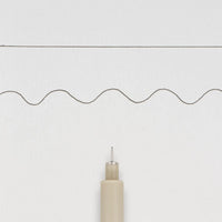 Sakura-Pigma-Micron-003-Fineliner-Schwarz-Stift-offen-mit-Stiftekappe-Produktansicht-Beispiel