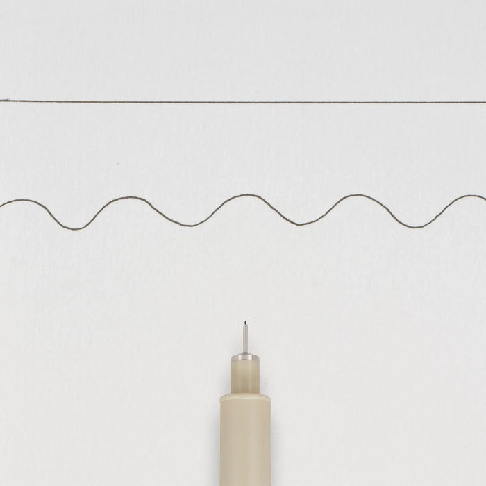 Sakura-Pigma-Micron-003-Fineliner-Schwarz-Stift-offen-mit-Stiftekappe-Produktansicht-Beispiel