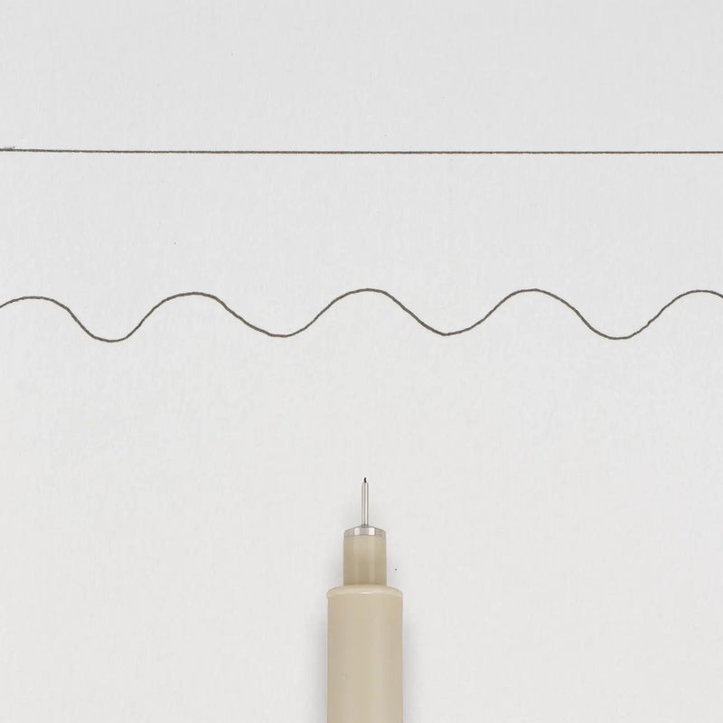 Sakura-Pigma-Micron-003-Fineliner-Schwarz-Stift-offen-mit-Stiftekappe-Produktansicht-Beispiel