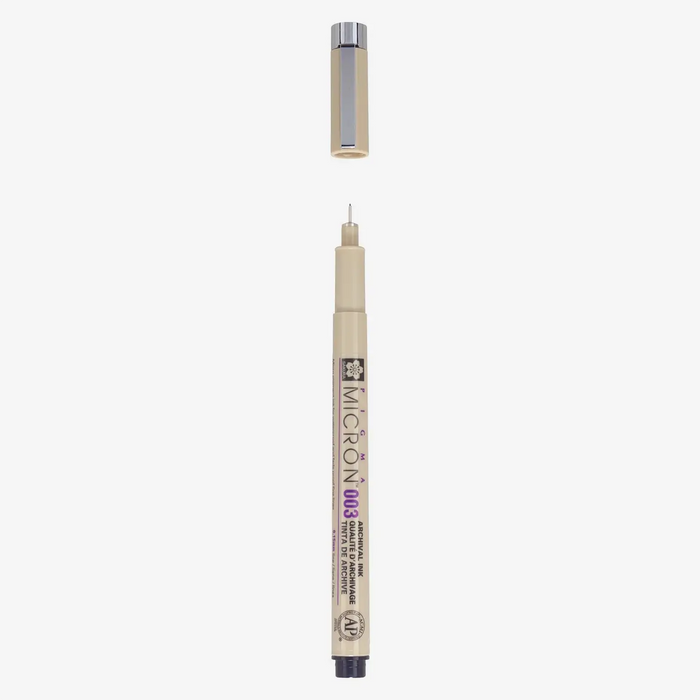Sakura-Pigma-Micron-003-Fineliner-Schwarz-Stift-offen-mit-Stiftekappe-Produktansicht