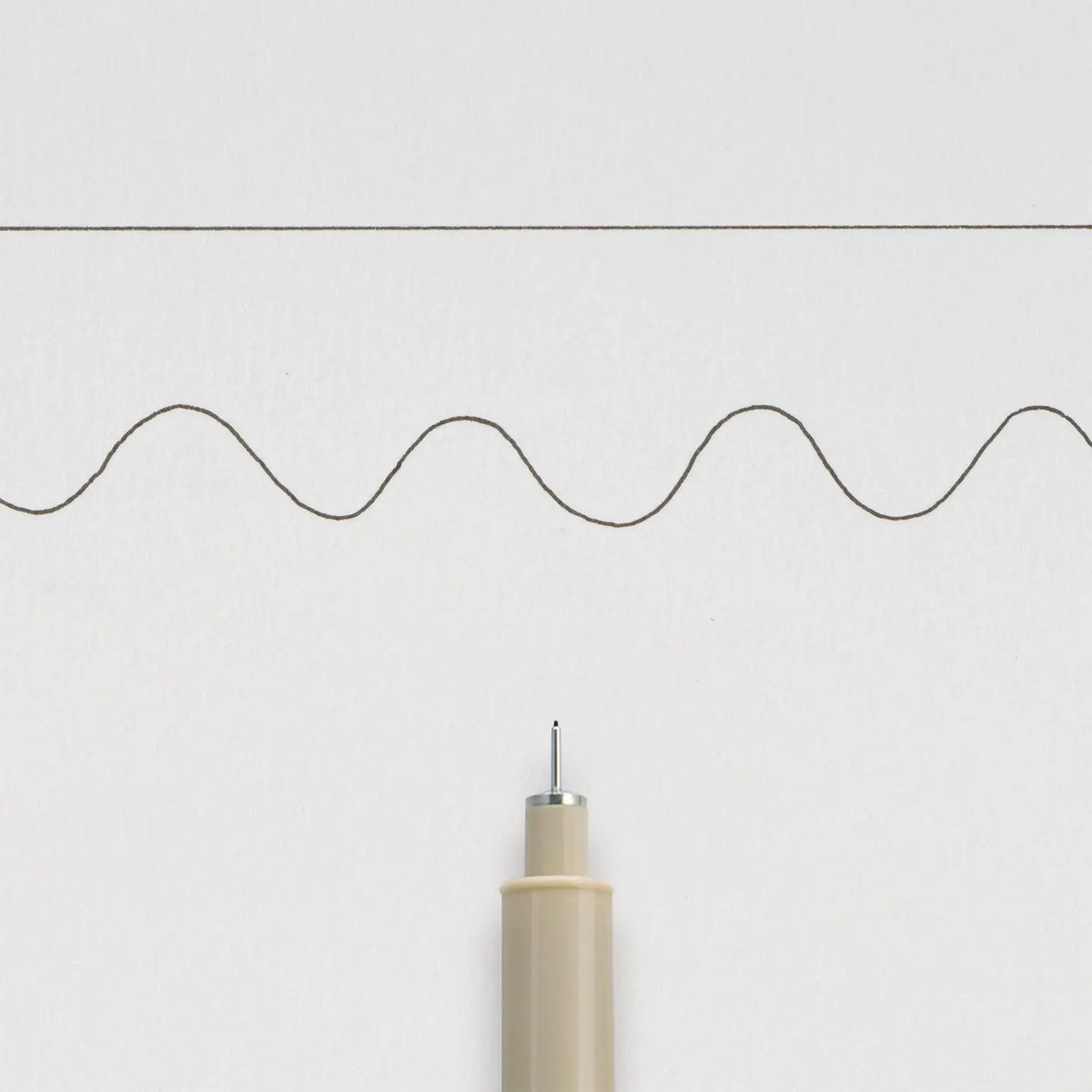 Sakura-Pigma-Micron-005-Fineliner-Schwarz-Stift-offen-Produktansicht_Stiftespitze-mit-strichzeichnung