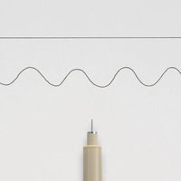 Sakura-Pigma-Micron-005-Fineliner-Schwarz-Stift-offen-Produktansicht_Stiftespitze-mit-strichzeichnung