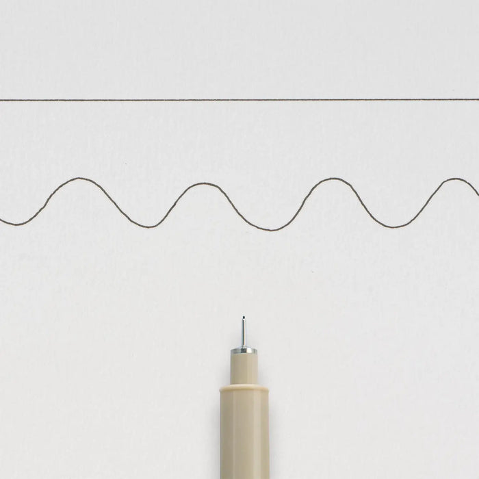 Sakura-Pigma-Micron-005-Fineliner-Schwarz-Stift-offen-Produktansicht_Stiftespitze-mit-strichzeichnung