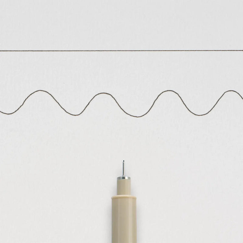 Sakura-Pigma-Micron-005-Fineliner-Schwarz-Stift-offen-Produktansicht_Stiftespitze-mit-strichzeichnung
