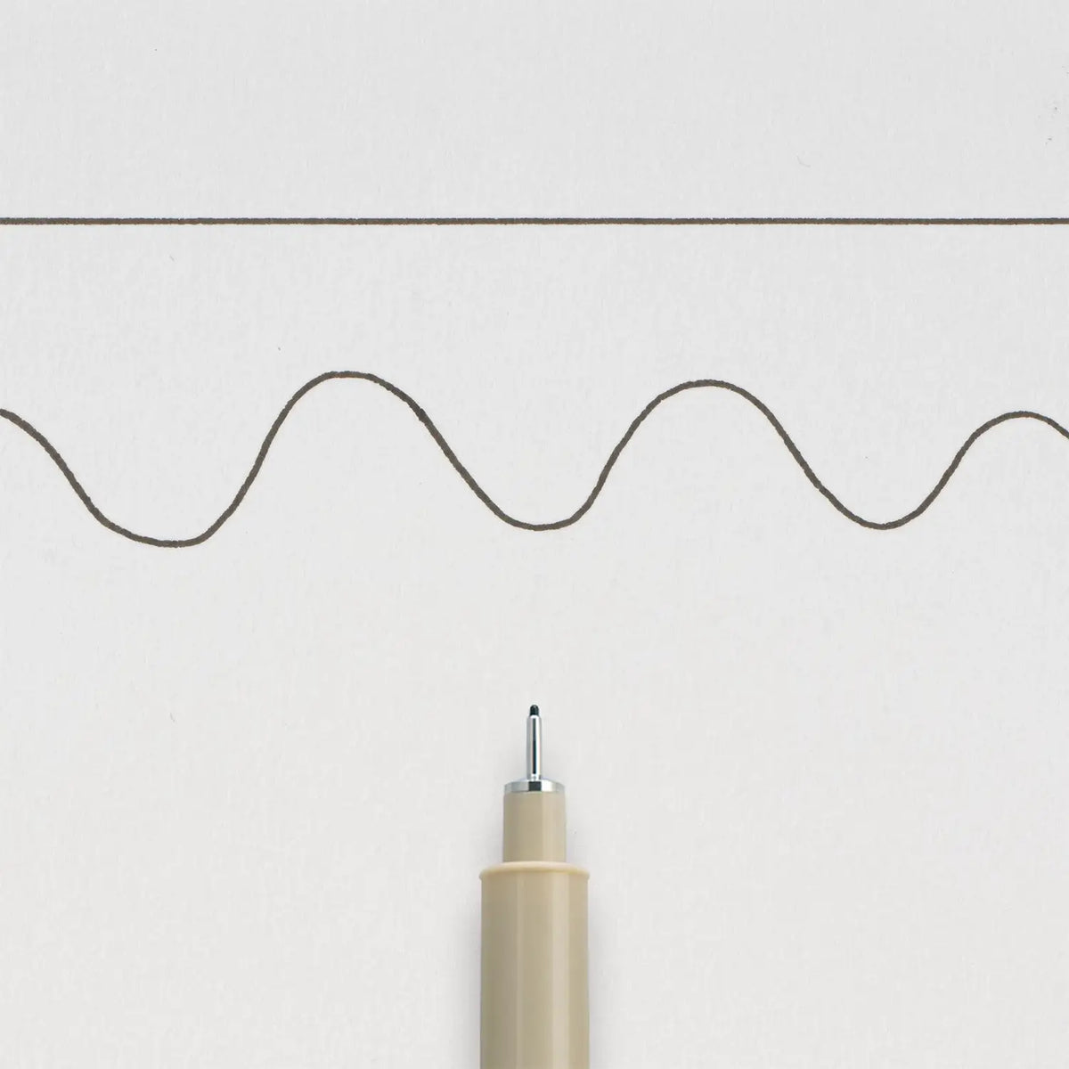 Sakura-Pigma-Micron-03-Fineliner-Schwarz-Stift-offen-Produktansicht_Stiftespitze-mit-strichzeichnung