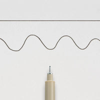 Sakura-Pigma-Micron-03-Fineliner-Schwarz-Stift-offen-Produktansicht_Stiftespitze-mit-strichzeichnung