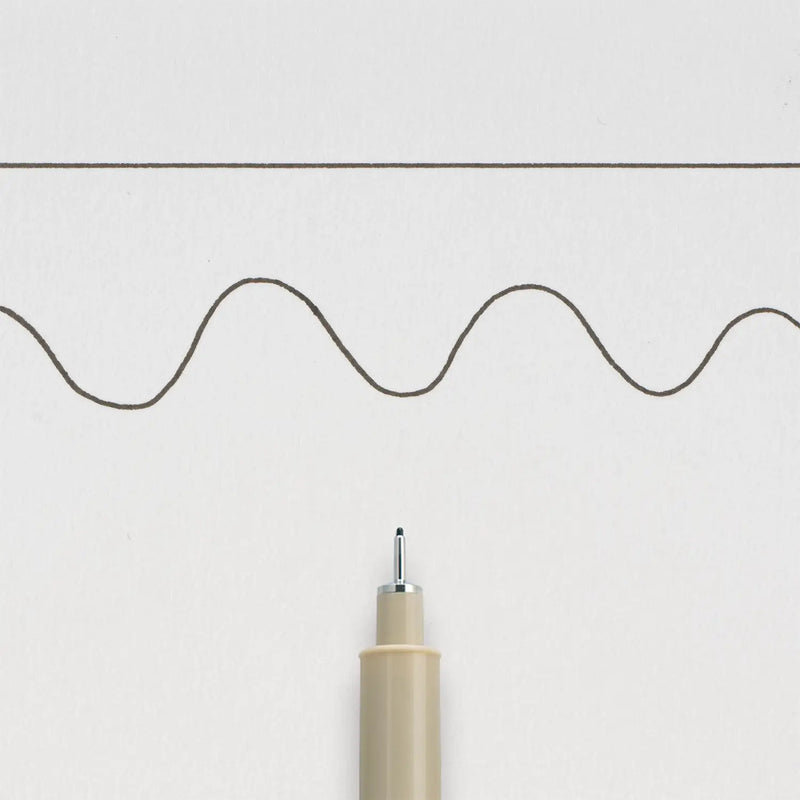 Sakura-Pigma-Micron-03-Fineliner-Schwarz-Stift-offen-Produktansicht_Stiftespitze-mit-strichzeichnung