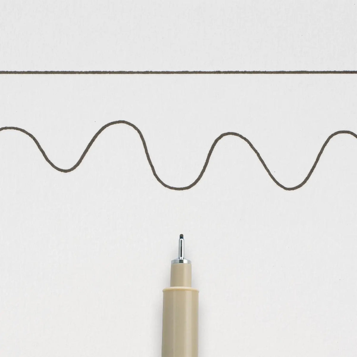 Sakura-Pigma-Micron-05-Fineliner-Schwarz-Stift-offen-Produktansicht_Stiftespitze-mit-strichzeichnung