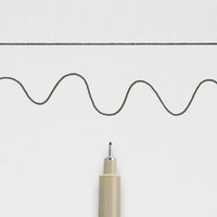 Sakura-Pigma-Micron-05-Fineliner-Schwarz-Stift-offen-Produktansicht_Stiftespitze-mit-strichzeichnung