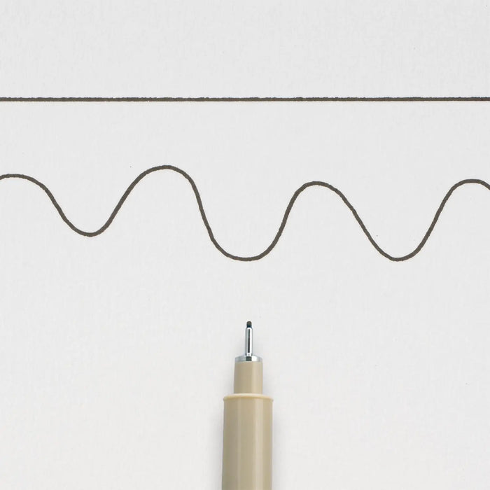 Sakura-Pigma-Micron-05-Fineliner-Schwarz-Stift-offen-Produktansicht_Stiftespitze-mit-strichzeichnung