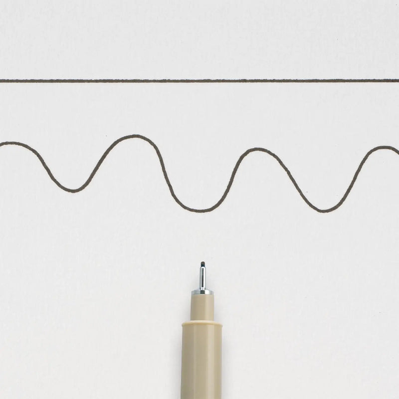 Sakura-Pigma-Micron-05-Fineliner-Schwarz-Stift-offen-Produktansicht_Stiftespitze-mit-strichzeichnung