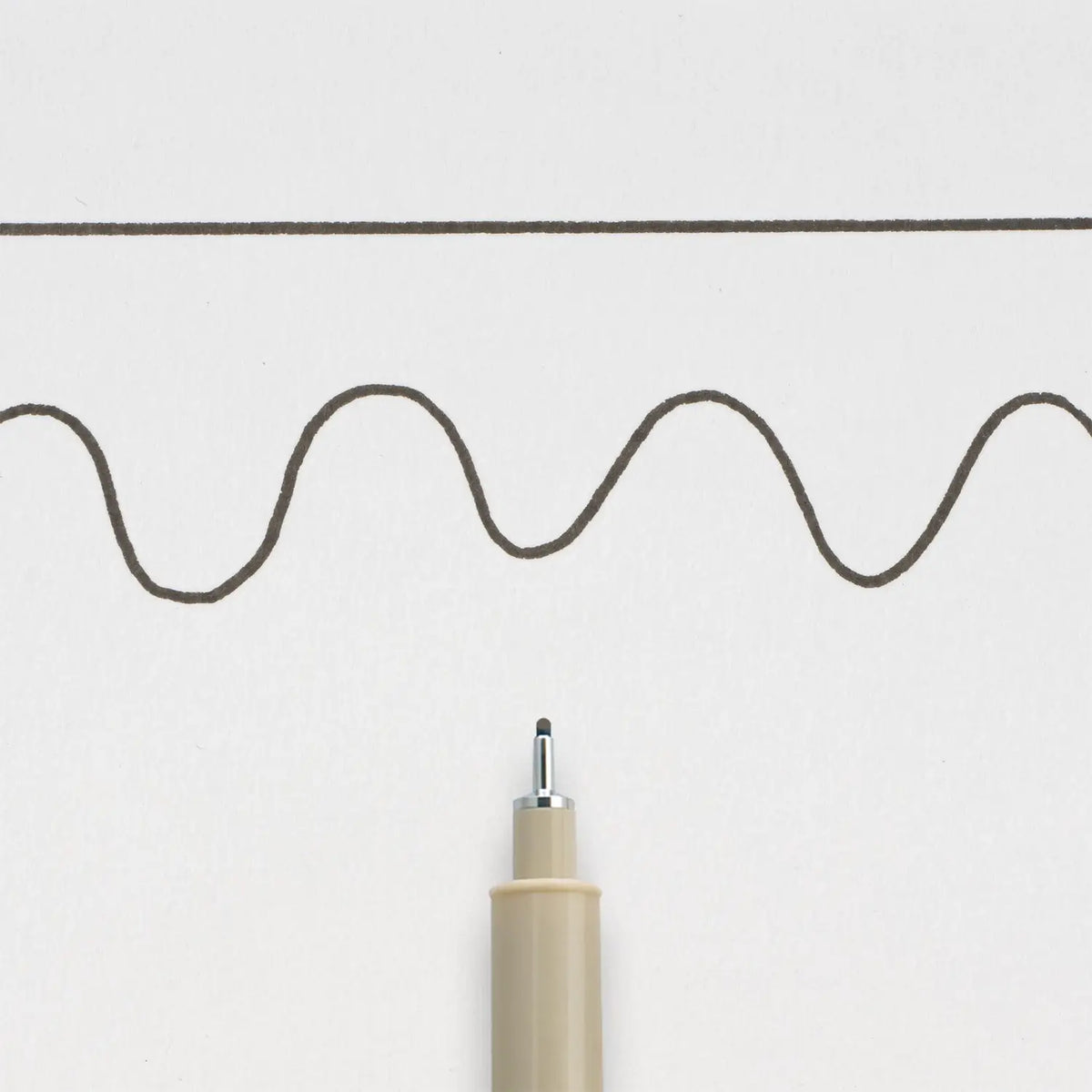 Sakura-Pigma-Micron-08-Fineliner-Schwarz-Stift-offen-Produktansicht_Stiftespitze-mit-strichzeichnung