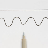 Sakura-Pigma-Micron-08-Fineliner-Schwarz-Stift-offen-Produktansicht_Stiftespitze-mit-strichzeichnung
