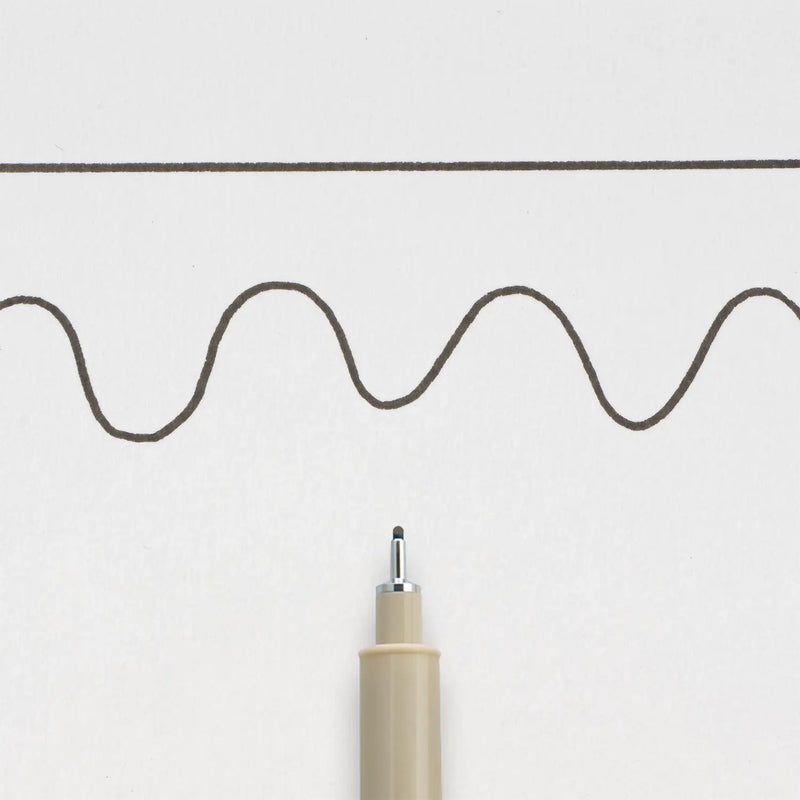 Sakura-Pigma-Micron-08-Fineliner-Schwarz-Stift-offen-Produktansicht_Stiftespitze-mit-strichzeichnung
