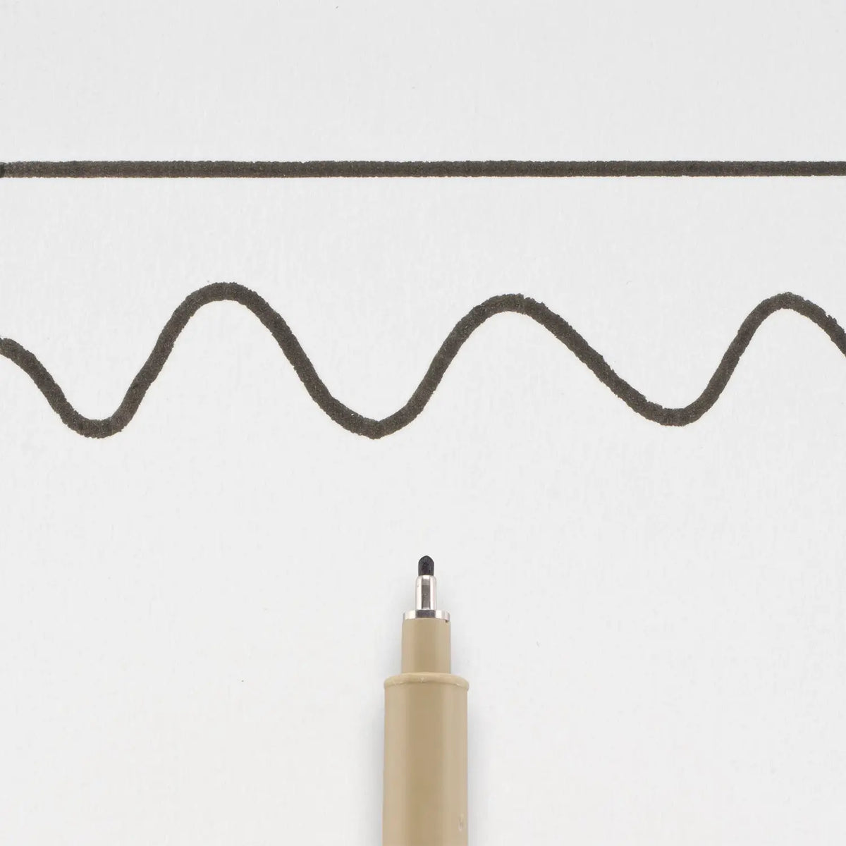 Sakura-Pigma-Micron-10-Fineliner-Schwarz-Stift-offen-Produktansicht_Stiftespitze-mit-strichzeichnung