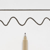 Sakura-Pigma-Micron-10-Fineliner-Schwarz-Stift-offen-Produktansicht_Stiftespitze-mit-strichzeichnung