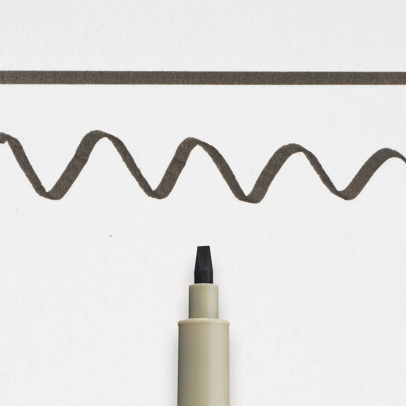 Sakura-Pigma-Micron-2-Fineliner-Schwarz-Stift-offen-Produktansicht_Stiftespitze-mit-strichzeichnung