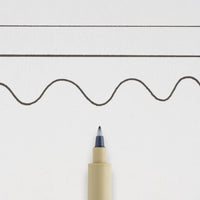 Sakura-Pigma-Micron-PN-Fineliner-Schwarz-Stift-offen-Produktansicht_Stiftespitze-mit-strichzeichnung
