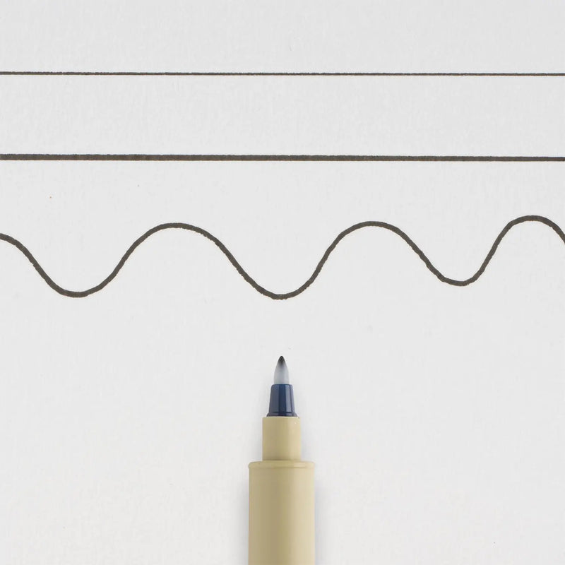 Sakura-Pigma-Micron-PN-Fineliner-Schwarz-Stift-offen-Produktansicht_Stiftespitze-mit-strichzeichnung