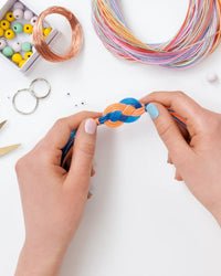 Scoubidou-Flechtschnuere-KREATIV-BOX-150-Flechtschnuere-und-Zubehoer-197-Teile-Beispiel-1