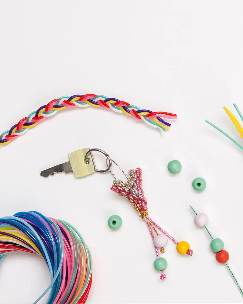 Scoubidou-Flechtschnuere-KREATIV-BOX-150-Flechtschnuere-und-Zubehoer-197-Teile-Beispiel-2