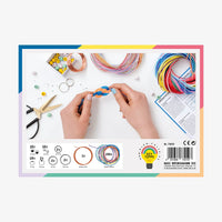 Scoubidou-Flechtschnuere-KREATIV-BOX-150-Flechtschnuere-und-Zubehoer-197-Teile-Produktansicht-Verpackung-hinten