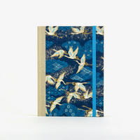 Skizzenbuch / 192 Seiten / fadengeheftet / Chiyogami / Kraniche auf blau mit gemusterten Wolken